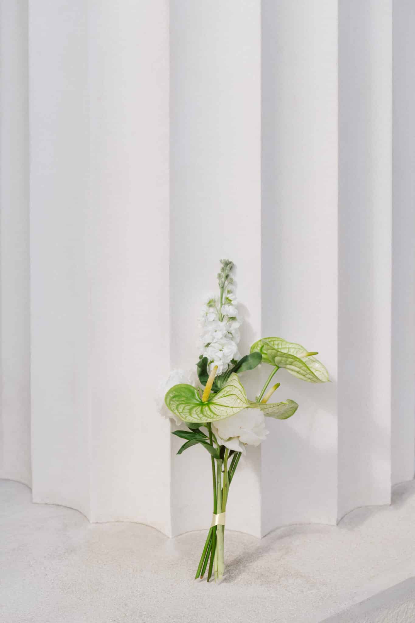 Detail of the minimalistic bouquet of a destination wedding in Vienna.