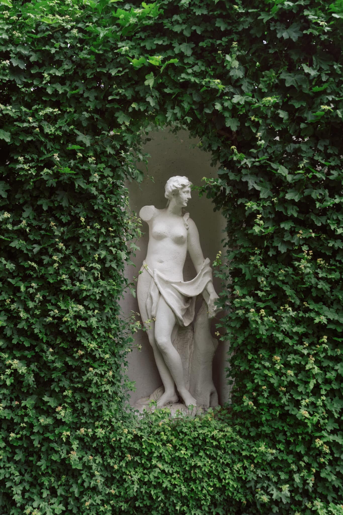 Statue in the private garden of a bridal couple getting married in Vienna.